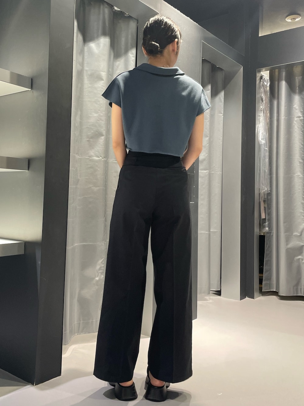 ブルー系のTシャツ/カットソー、ブラック系のその他パンツ、ブラック系のサンダルを着用したレディースの夏コーディネートの3枚目の写真