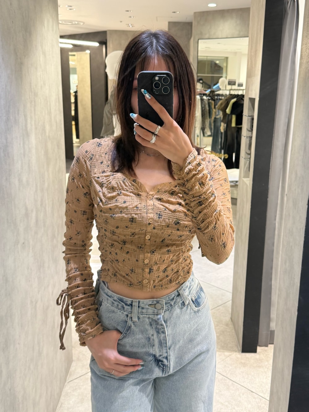ベージュ系のTシャツ/カットソー、ブルー系のデニムパンツ、ブラック系のスニーカーを着用したレディースの春コーディネートの4枚目の写真