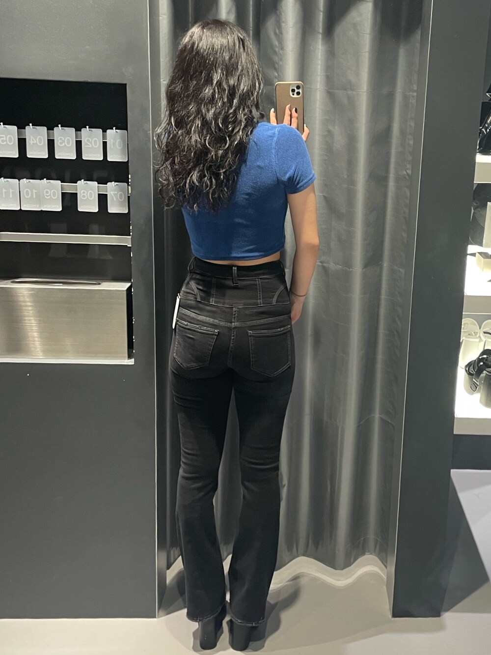 ブルー系のTシャツ/カットソー、ブラック系のデニムパンツ、ブラック系のサンダルを着用したレディースの夏コーディネートの3枚目の写真