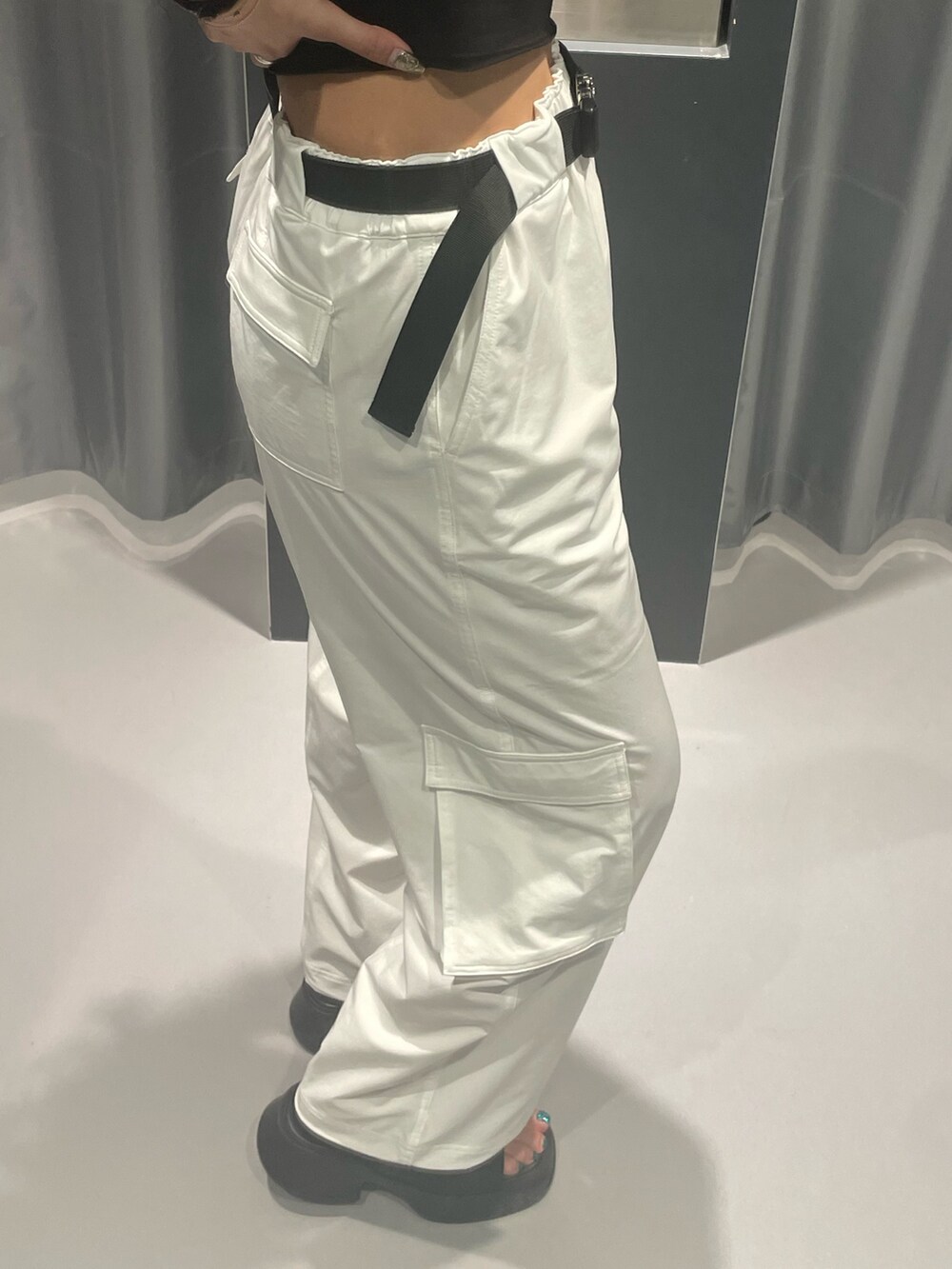 ブラック系のTシャツ/カットソー、ホワイト系のタンクトップ、ホワイト系のその他パンツを着用したレディースの夏コーディネートの9枚目の写真