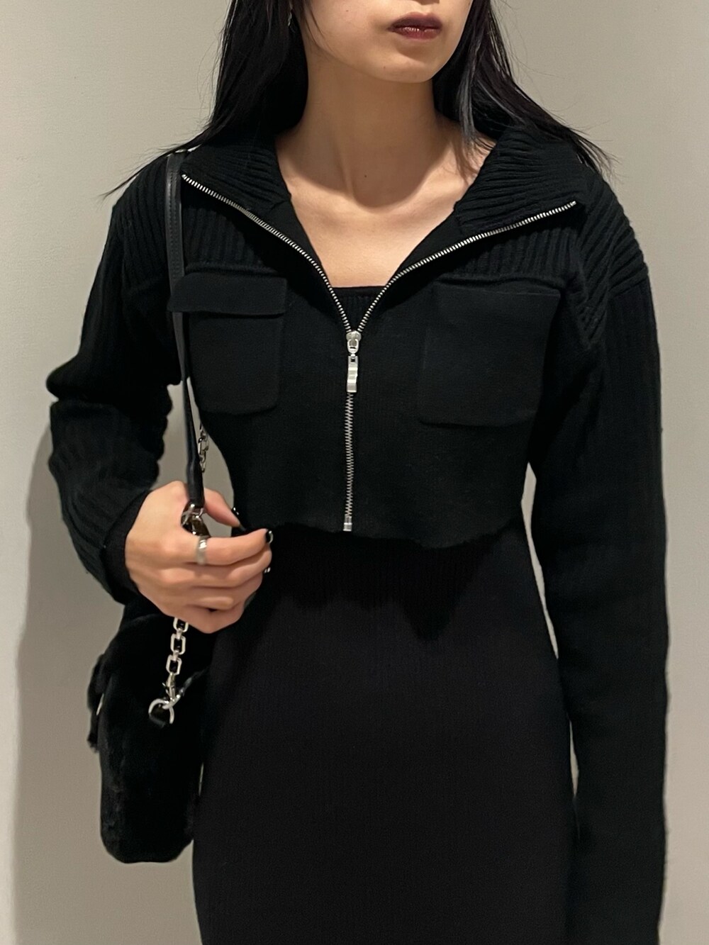 ブラック系のワンピース、ブラック系のハンドバッグ、ブラック系のブーツを着用したレディースの秋コーディネートの4枚目の写真