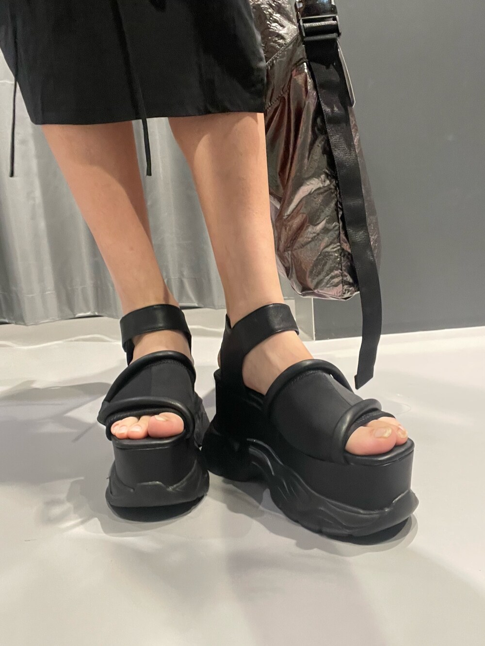 ブラック系のTシャツ/カットソー、ブラック系のハンドバッグ、ブラック系のワンピースを着用したレディースの春コーディネートの9枚目の写真