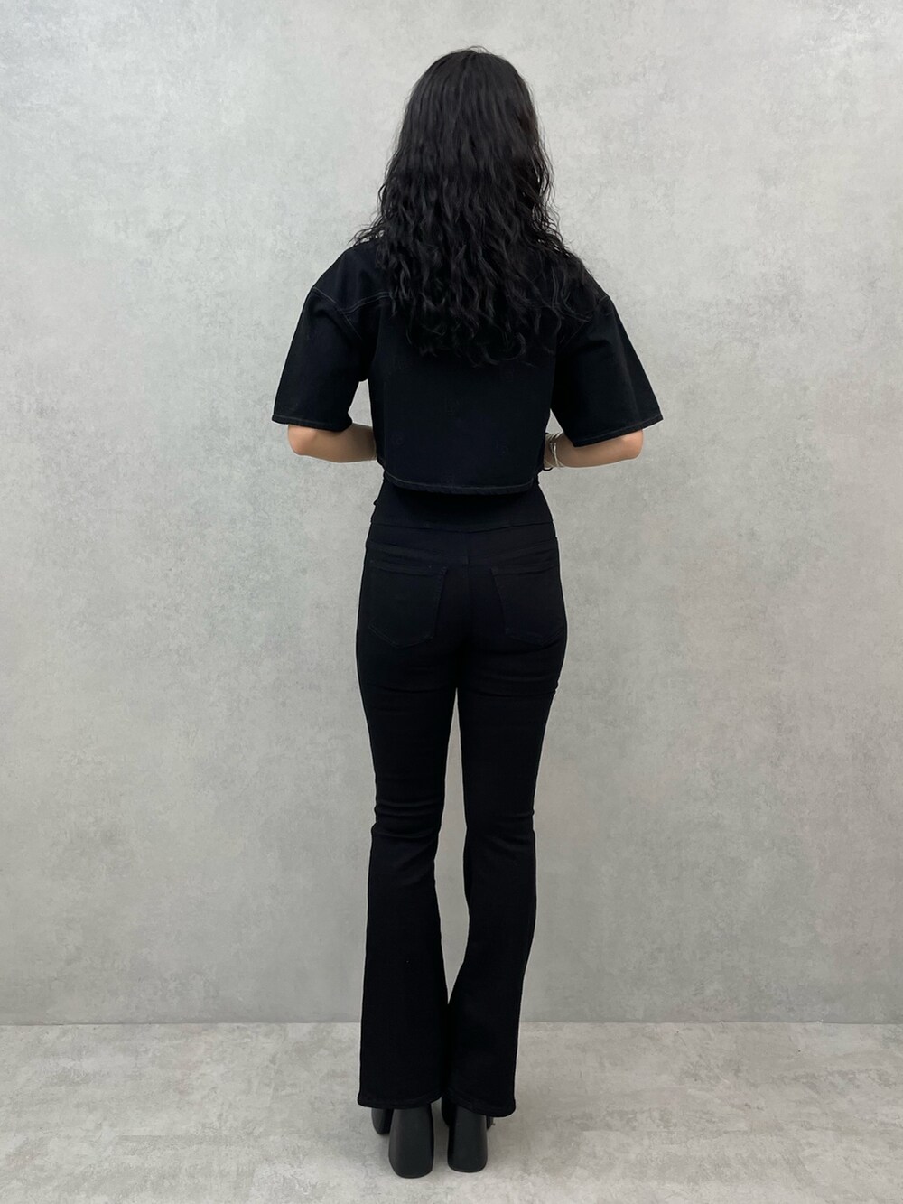 ブラック系のシャツ/ブラウス、ブラック系のデニムパンツ、ブラック系のサンダルを着用したレディースの夏コーディネートの3枚目の写真