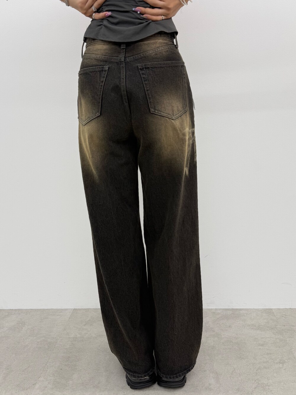 ホワイト系のTシャツ/カットソー、ブラック系のワンピース、ブラック系のデニムパンツを着用したレディースの夏コーディネートの8枚目の写真