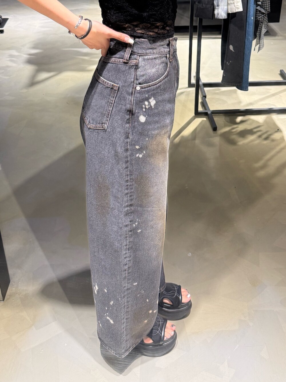 ブラック系のTシャツ/カットソー、ブラック系のデニムパンツ、ブラック系のサンダルを着用したレディースの夏コーディネートの7枚目の写真