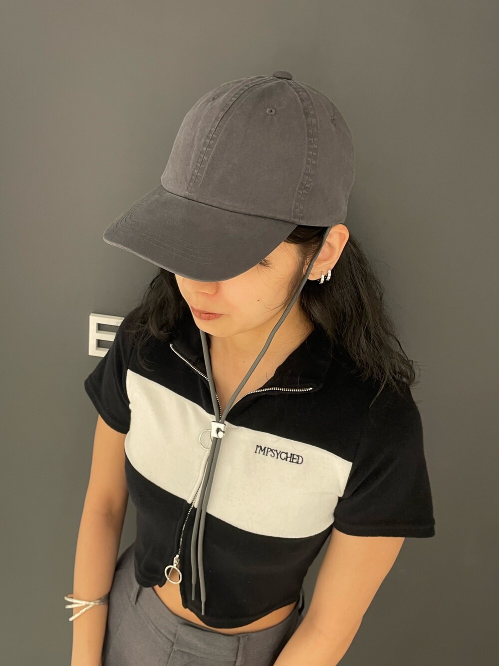 ブラック系のTシャツ/カットソー、グレー系のその他パンツ、ブラック系のサンダルを着用したレディースの春コーディネートの9枚目の写真