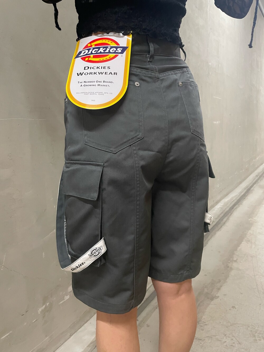 ブラック系のTシャツ/カットソー、ブラック系のTシャツ/カットソー、グレー系のその他パンツを着用したレディースの春コーディネートの8枚目の写真