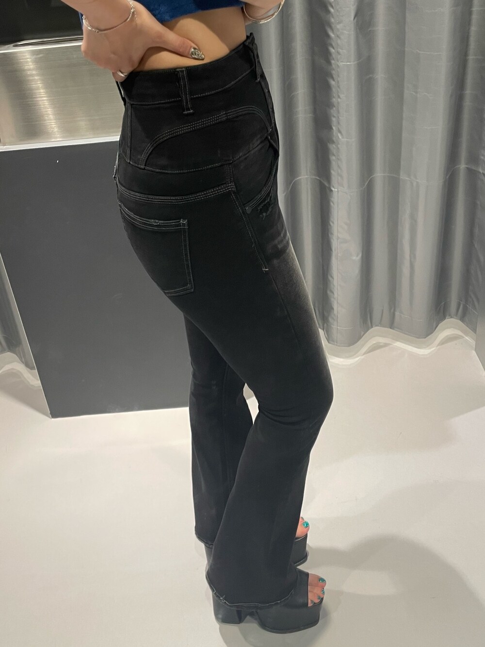 ブラック系のデニムパンツ、ブラック系のサンダル、ブルー系のTシャツ/カットソーを着用したレディースの夏コーディネートの8枚目の写真