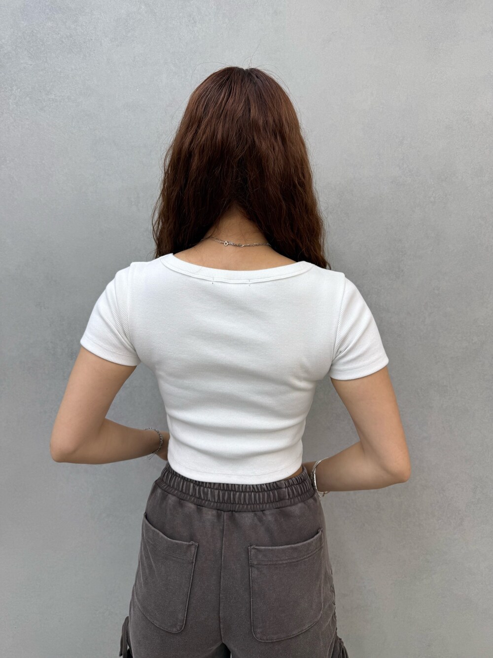 ホワイト系のTシャツ/カットソー、ブラウン系のスウェットパンツ、ブラック系のハンドバッグを着用したレディースの夏コーディネートの6枚目の写真