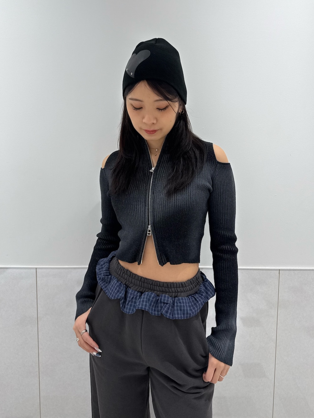 ブラック系のニット/セーター、グレー系のスウェットパンツ、ブラック系のスニーカーを着用したレディースの冬コーディネートの4枚目の写真