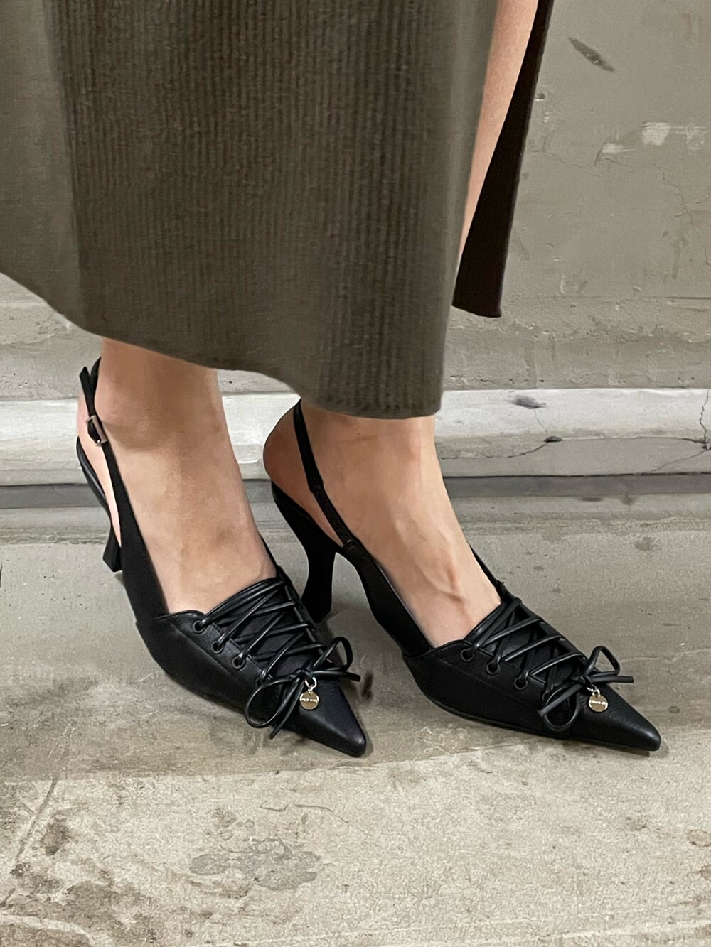 その他のニット/セーター、ブルー系のデニムパンツ、ホワイト系のハンドバッグを着用したレディースの春コーディネートの8枚目の写真