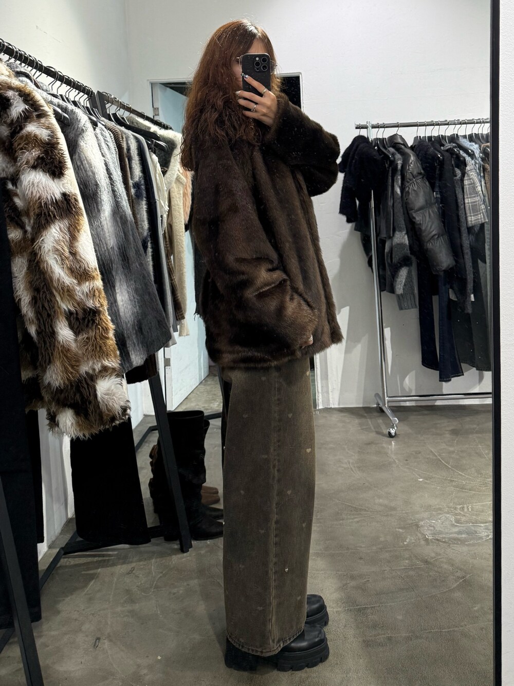 ブラウン系のその他アウター、ブラウン系のデニムパンツ、ブラック系のブーツを着用したレディースの秋コーディネートの2枚目の写真