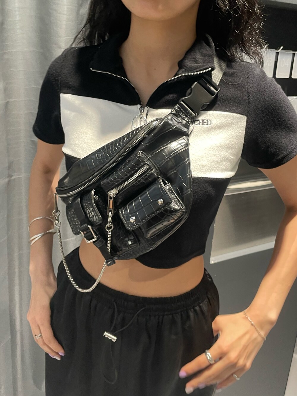 ブラック系のTシャツ/カットソー、ブラック系のハンドバッグ、ブラック系のその他パンツを着用したレディースの春コーディネートの10枚目の写真