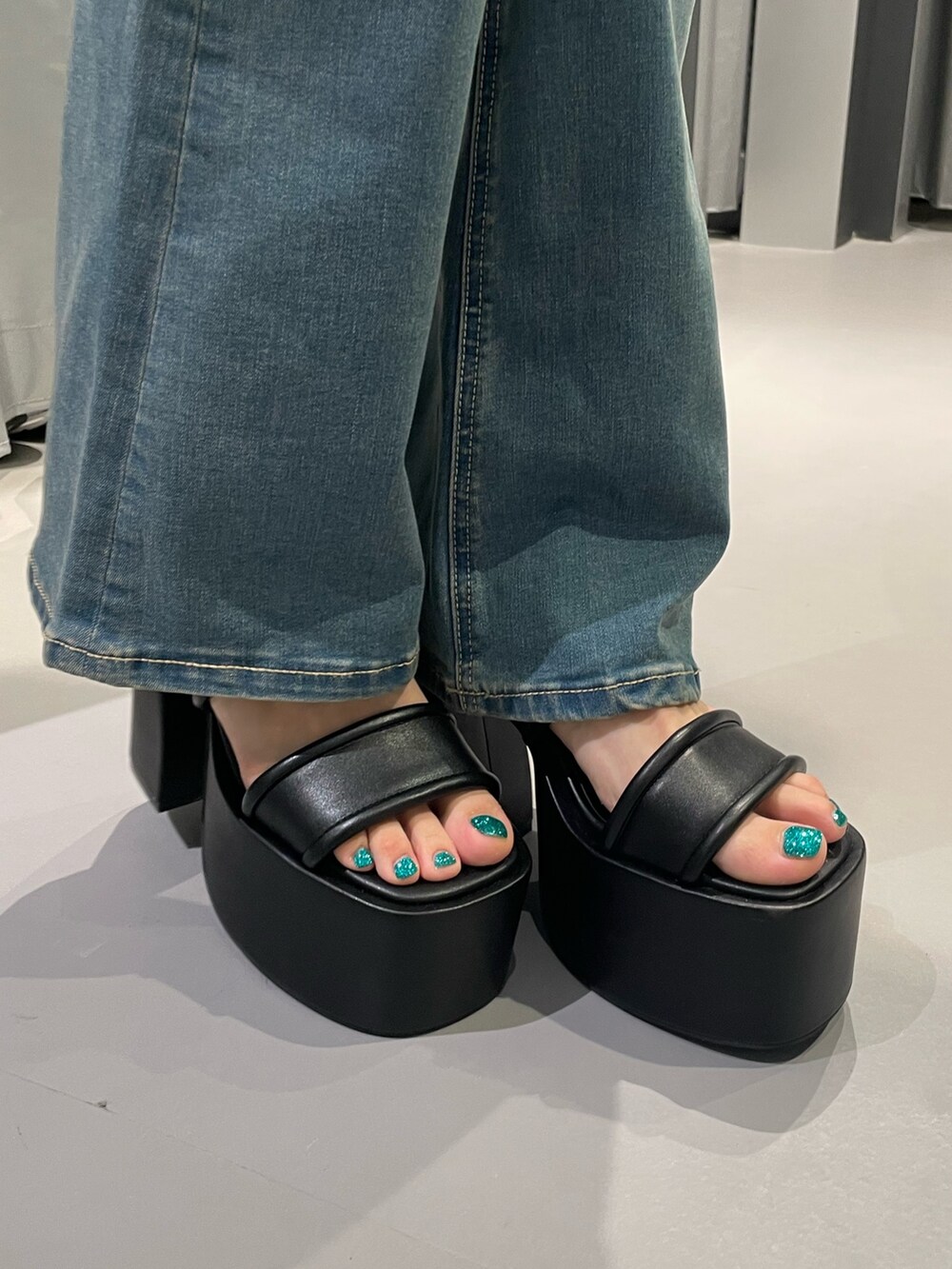 ブラック系のタンクトップ、その他のシャツ/ブラウス、ブルー系のデニムパンツを着用したレディースの夏コーディネートの10枚目の写真