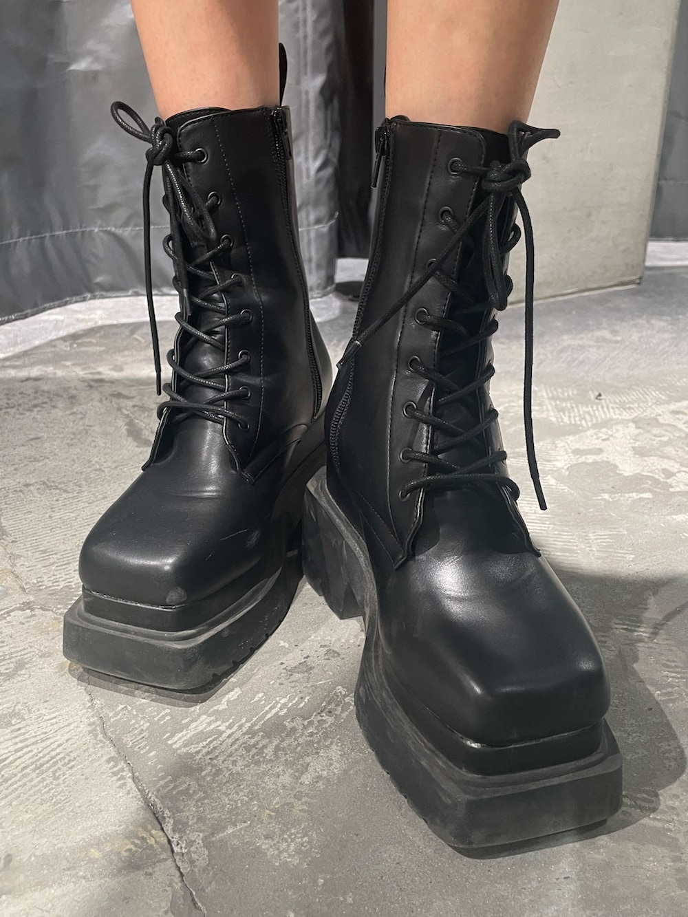 その他のTシャツ/カットソー、ブラック系のキャミソール、グレー系のデニムパンツを着用したレディースの春コーディネートの8枚目の写真