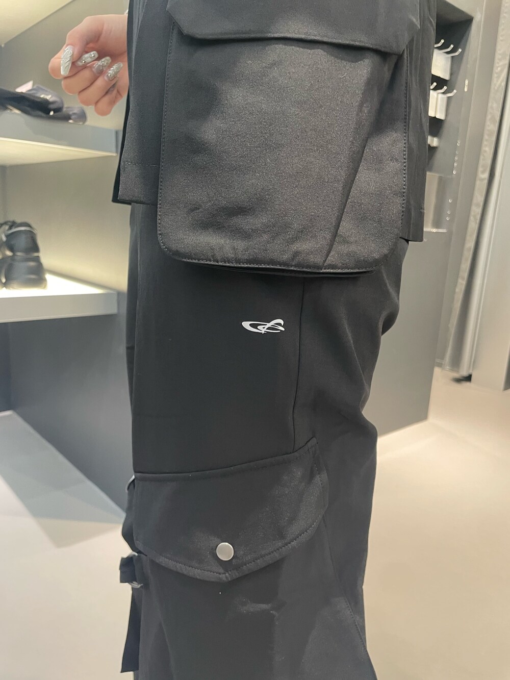 グレー系のニット/セーター、ブラック系のその他パンツ、ブラック系のブーツを着用したレディースの冬コーディネートの8枚目の写真