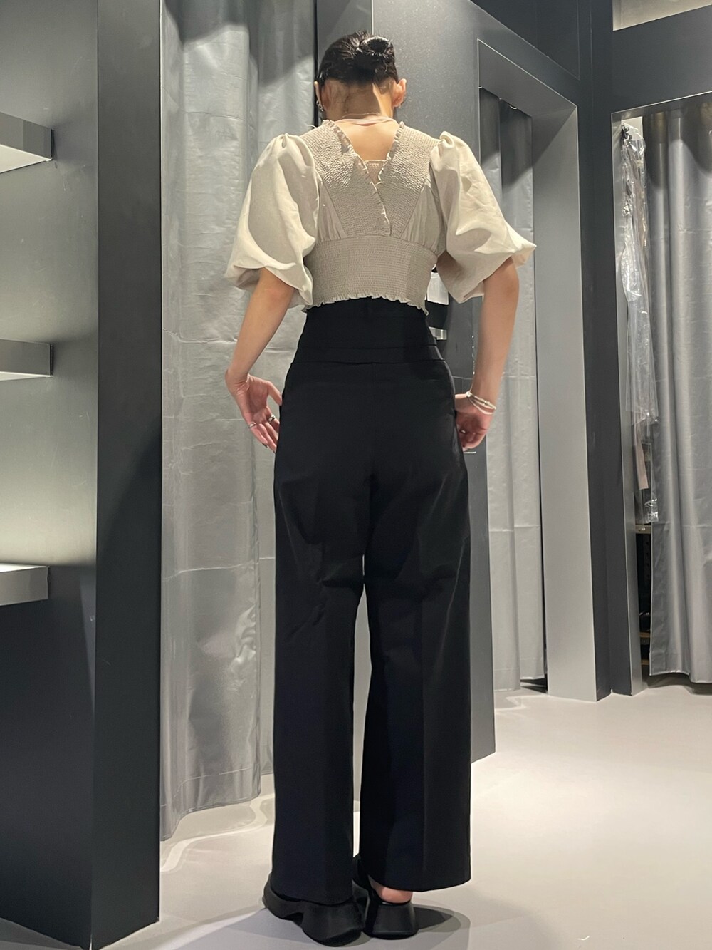 ベージュ系のTシャツ/カットソー、ブラック系のその他パンツ、ブラック系のサンダルを着用したレディースの夏コーディネートの3枚目の写真