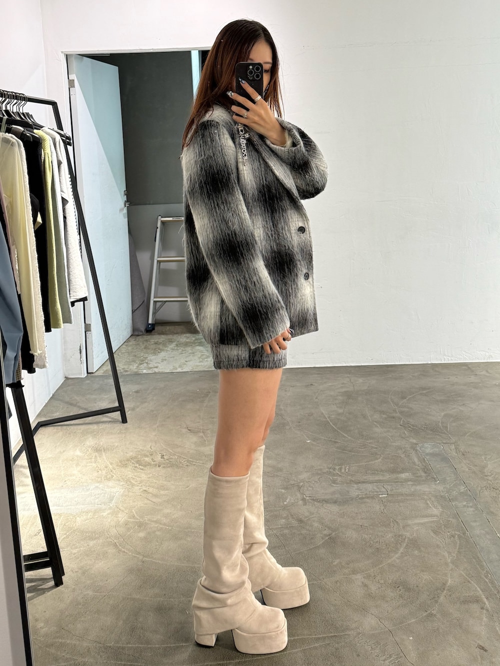 ホワイト系のニット/セーター、ブラック系のその他アウター、ブラック系のその他パンツを着用したレディースの冬コーディネートの2枚目の写真