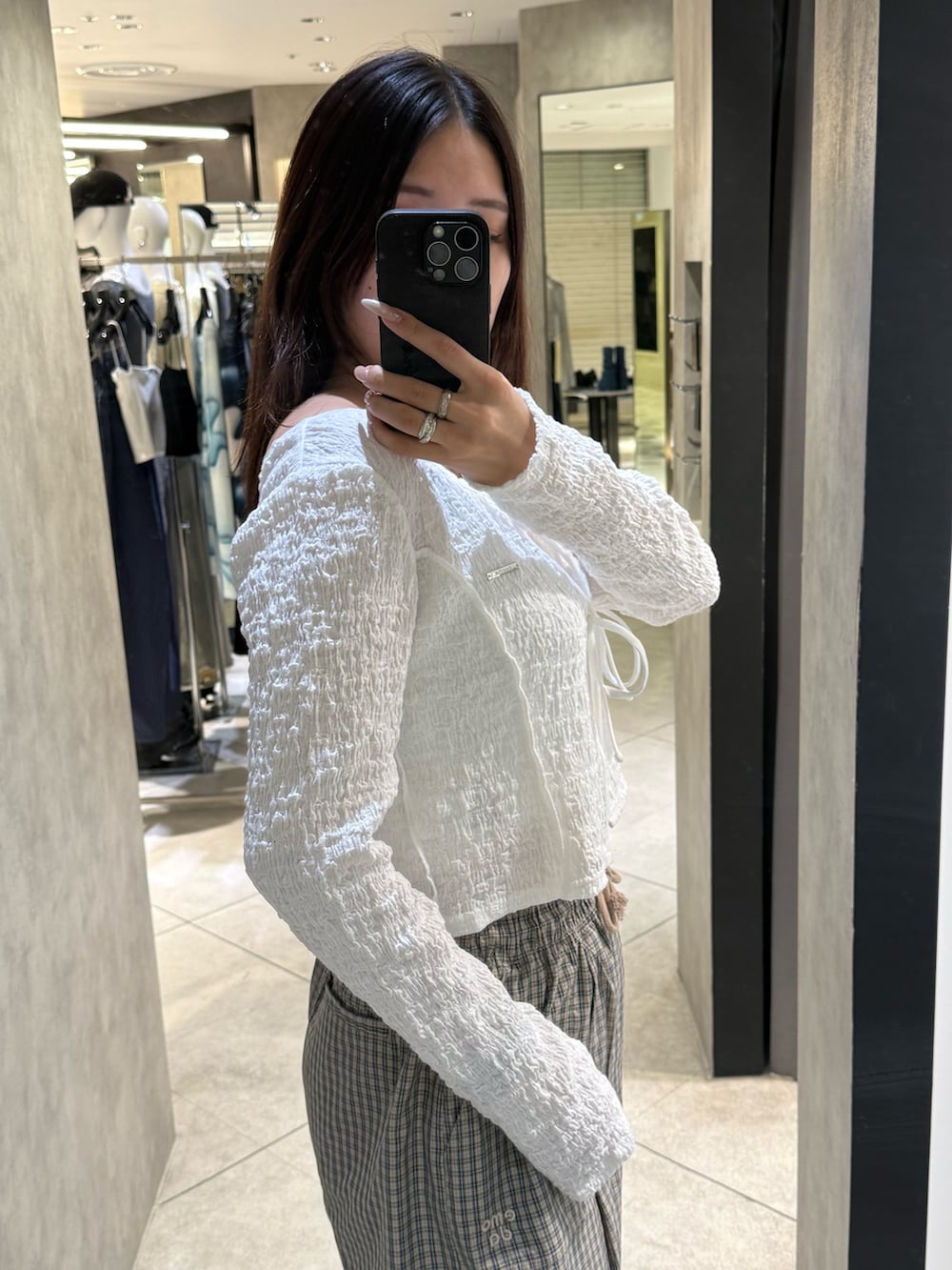 ホワイト系のTシャツ/カットソー、ベージュ系のその他パンツ、ブラック系のスニーカーを着用したレディースの春コーディネートの5枚目の写真