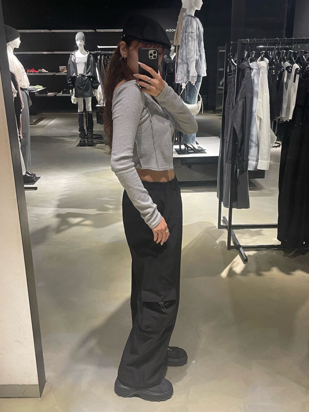 ブラック系のその他パンツ、ブラック系のサンダル、グレー系のTシャツ/カットソーを着用したレディースの春コーディネートの2枚目の写真