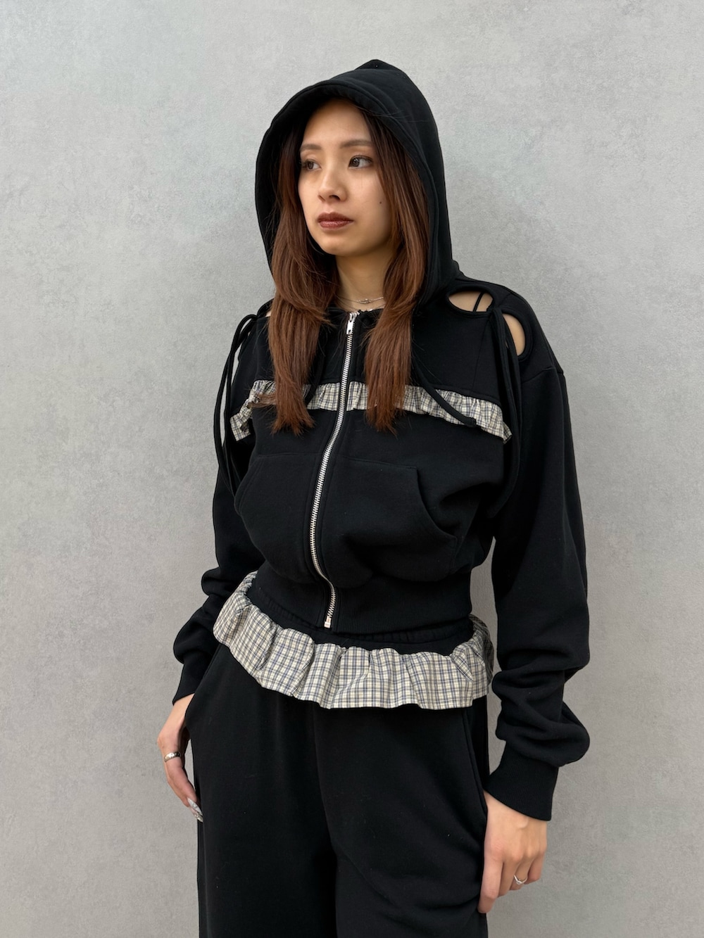 ブラック系のパーカー、ブラック系のスウェットパンツ、ブラック系のローファーを着用したレディースの冬コーディネートの4枚目の写真