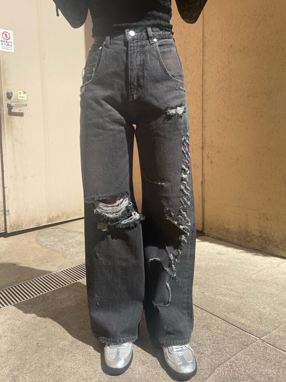 ブラック系のTシャツ/カットソー、ブラック系のTシャツ/カットソー、ブラック系のデニムパンツを着用したレディースの春コーディネートの6枚目の写真