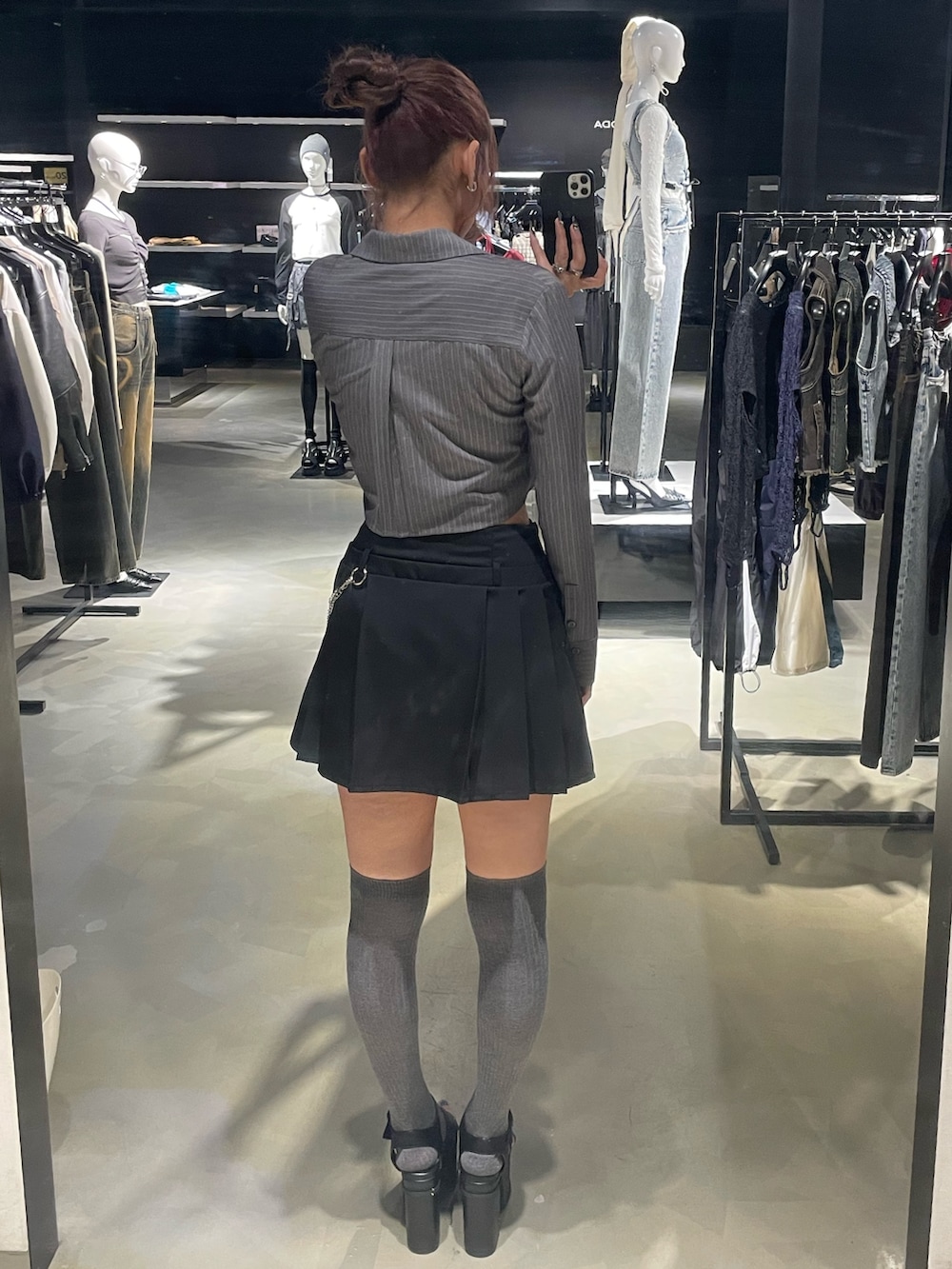 グレー系のシャツ/ブラウス、ブラック系のスカート、ブラック系のサンダルを着用したレディースの春コーディネートの3枚目の写真