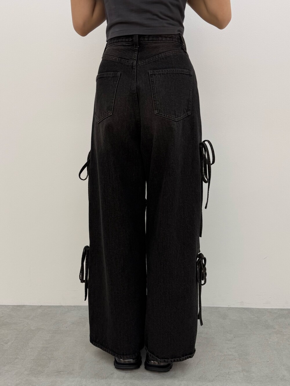 グレー系のTシャツ/カットソー、ブラック系のデニムパンツ、ブラック系のサンダルを着用したレディースの夏コーディネートの9枚目の写真