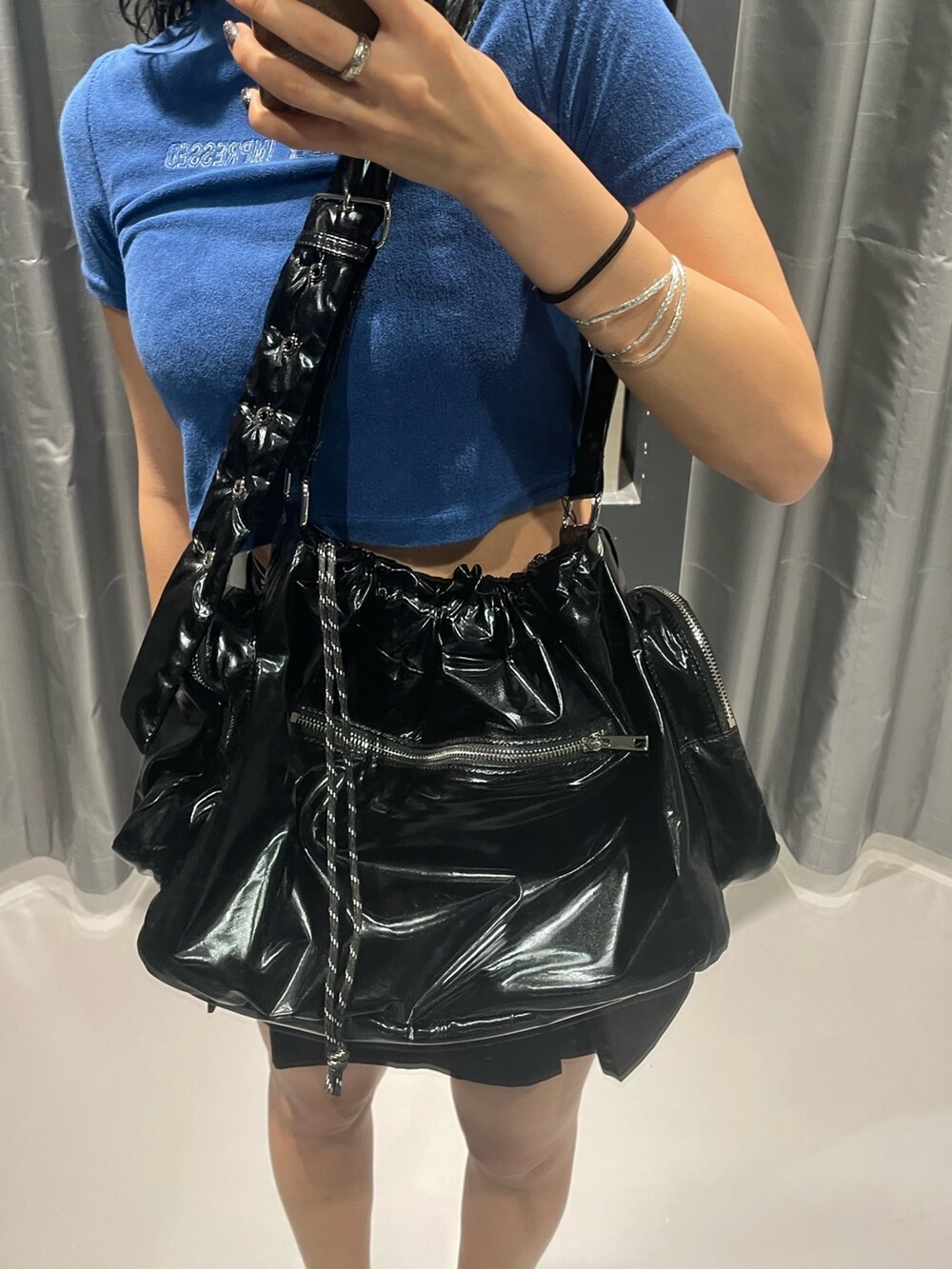 ブルー系のTシャツ/カットソー、ブラック系のハンドバッグ、ブラック系のスカートを着用したレディースの夏コーディネートの8枚目の写真