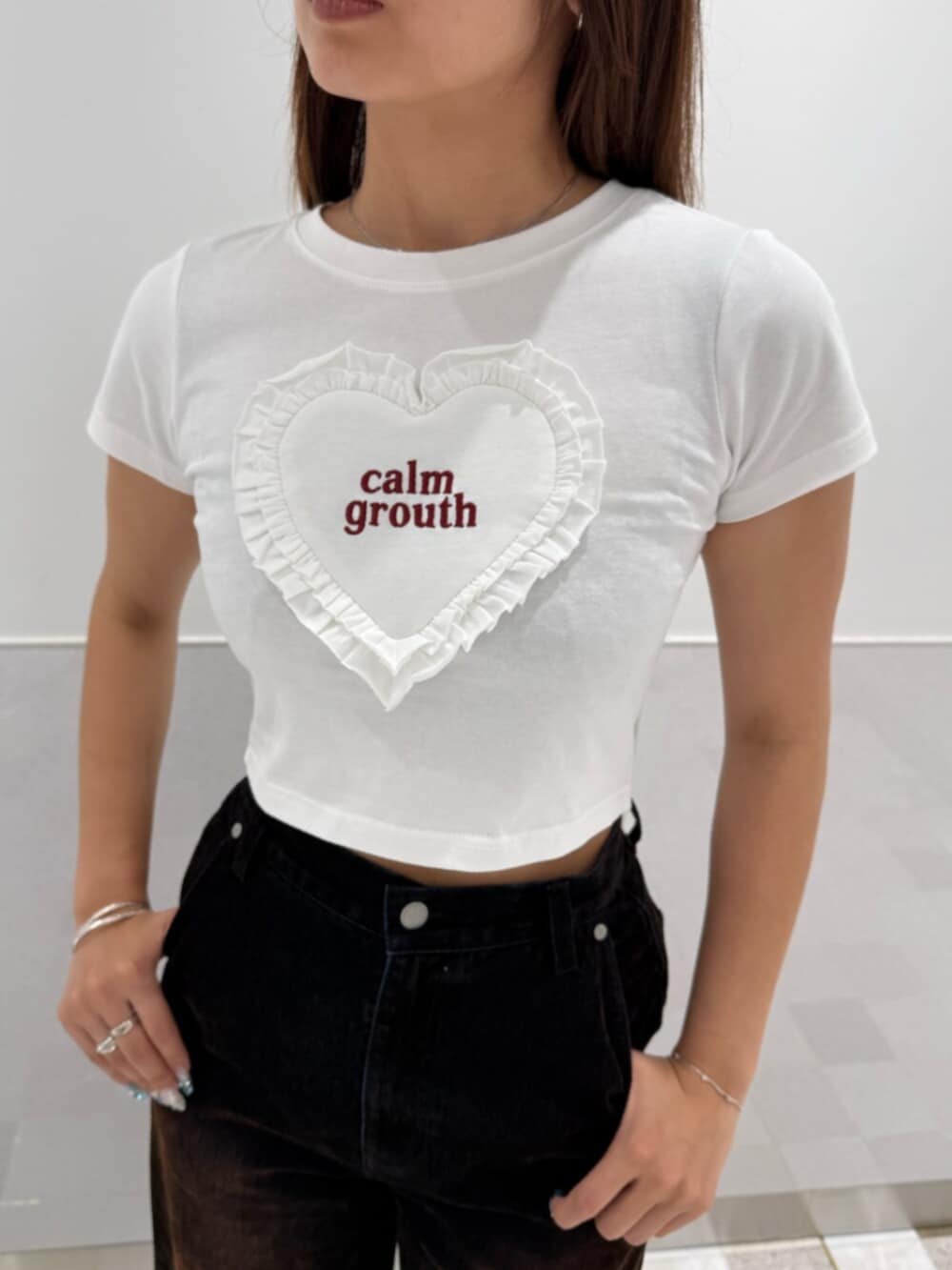 ブラウン系のブルゾン、ホワイト系のTシャツ/カットソー、ブラウン系のデニムパンツを着用したレディースの夏コーディネートの5枚目の写真