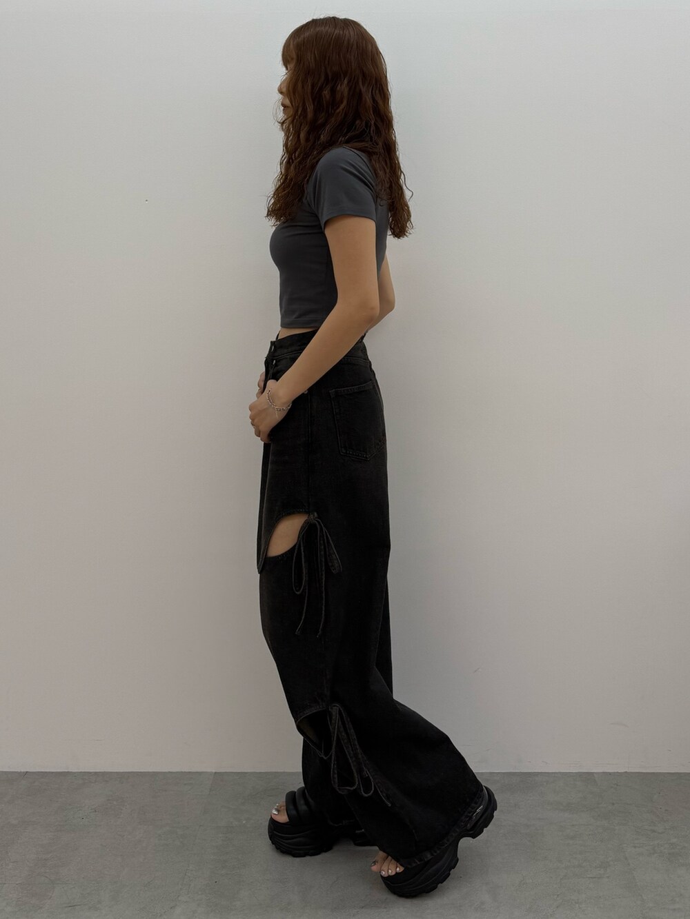 グレー系のTシャツ/カットソー、ブラック系のデニムパンツ、ブラック系のサンダルを着用したレディースの夏コーディネートの2枚目の写真