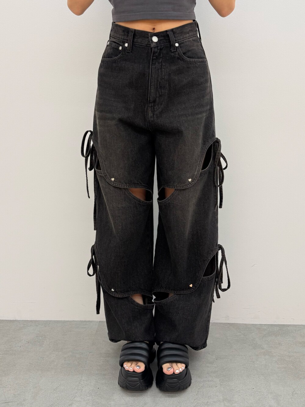 グレー系のTシャツ/カットソー、ブラック系のデニムパンツ、ブラック系のサンダルを着用したレディースの夏コーディネートの7枚目の写真