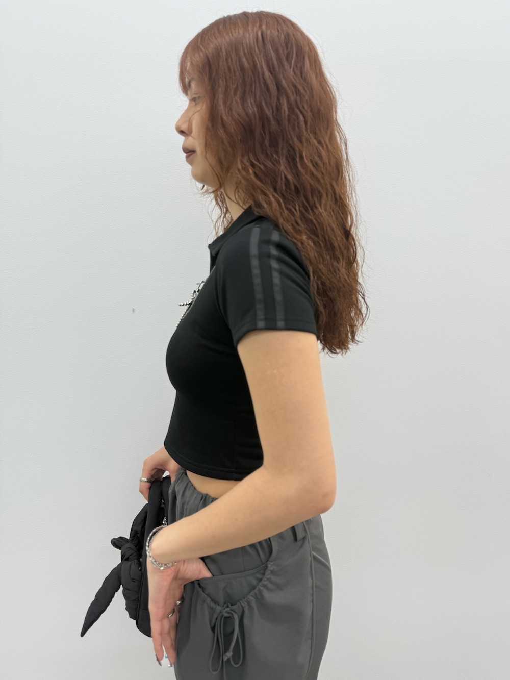 ブラック系のTシャツ/カットソー、グレー系のその他パンツ、ブラック系のハンドバッグを着用したレディースの夏コーディネートの5枚目の写真