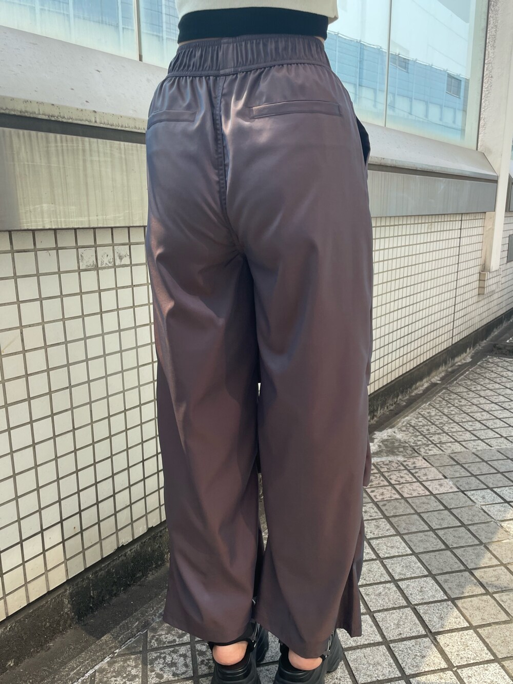 ホワイト系のニット/セーター、ブラック系のTシャツ/カットソー、ブラウン系のその他パンツを着用したレディースの春コーディネートの9枚目の写真