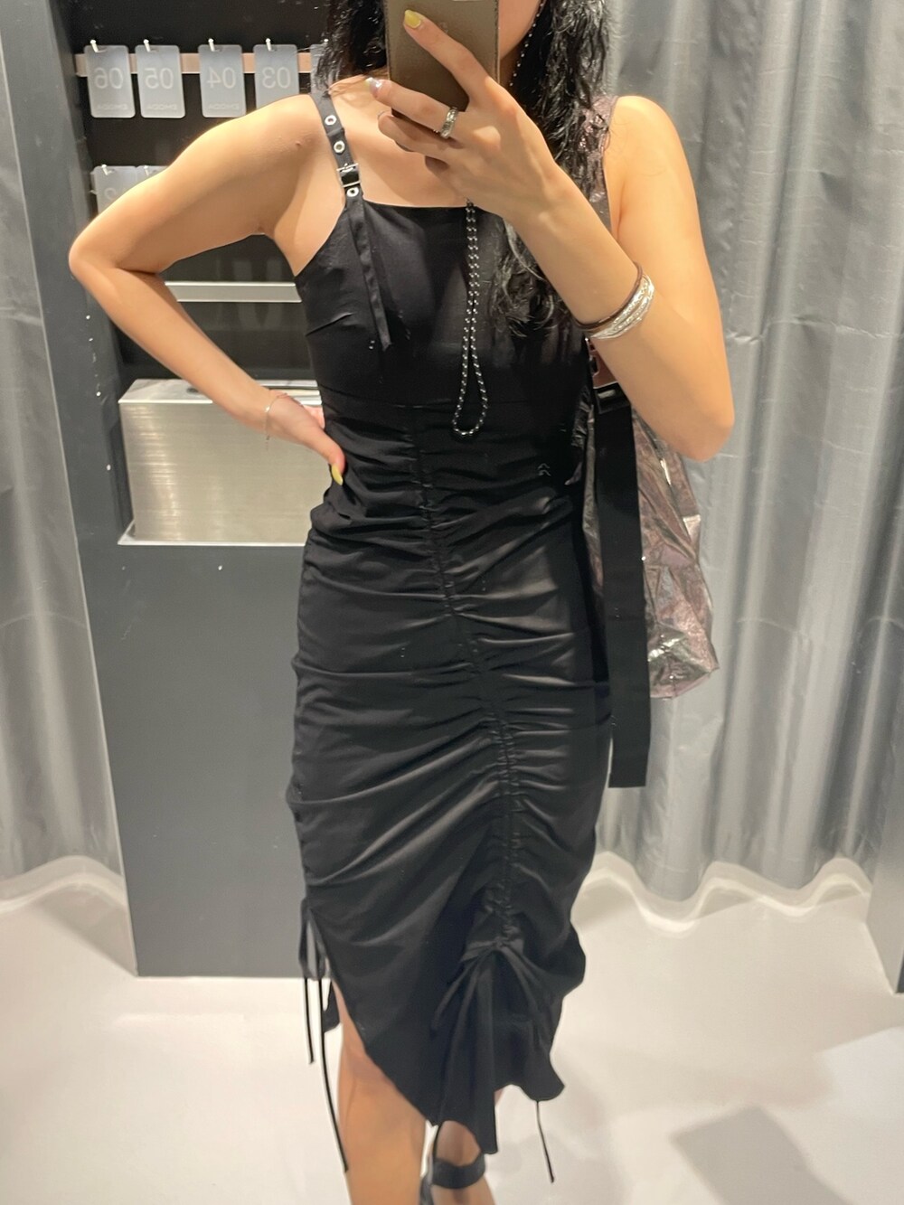 ブラック系のTシャツ/カットソー、ブラック系のハンドバッグ、ブラック系のワンピースを着用したレディースの春コーディネートの6枚目の写真