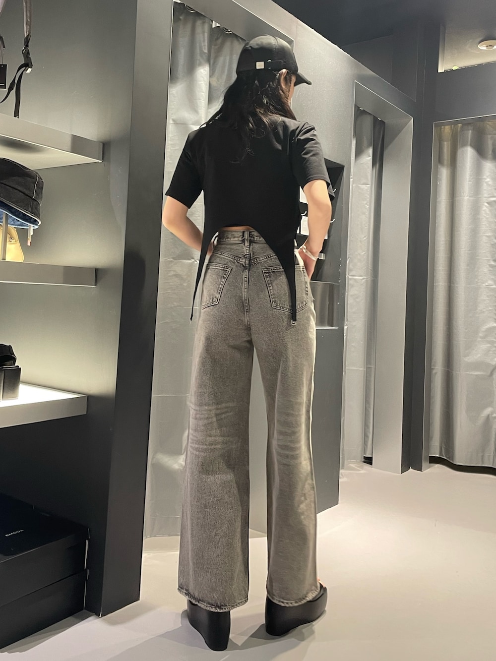 ブラック系のサンダル、ブラック系のTシャツ/カットソー、グレー系のデニムパンツを着用したレディースの春コーディネートの3枚目の写真