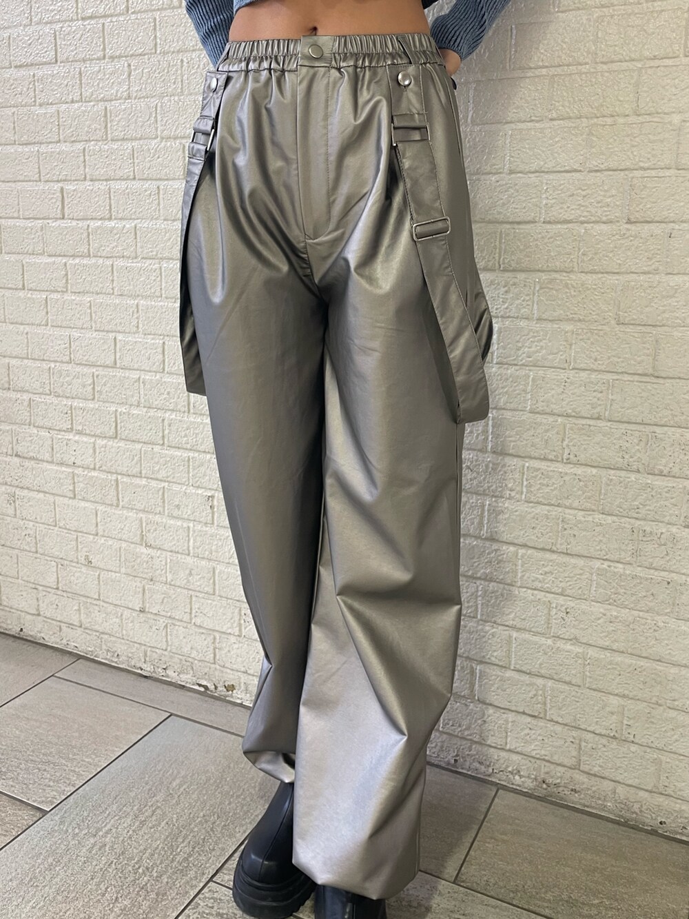 ブルー系のニット/セーター、シルバー系のその他パンツ、ブラック系のブーツを着用したレディースの冬コーディネートの7枚目の写真