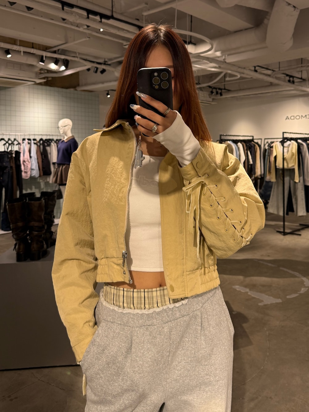 ホワイト系のTシャツ/カットソー、イエロー系のブルゾン、グレー系のスウェットパンツを着用したレディースの春コーディネートの4枚目の写真