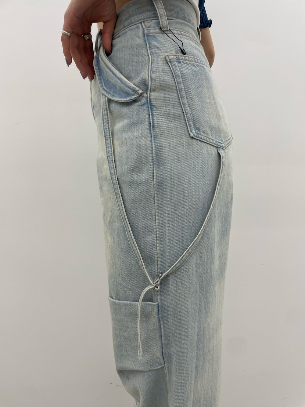 ブラック系のTシャツ/カットソー、ブルー系のデニムパンツ、ブラック系のショルダーバッグを着用したレディースの夏コーディネートの8枚目の写真