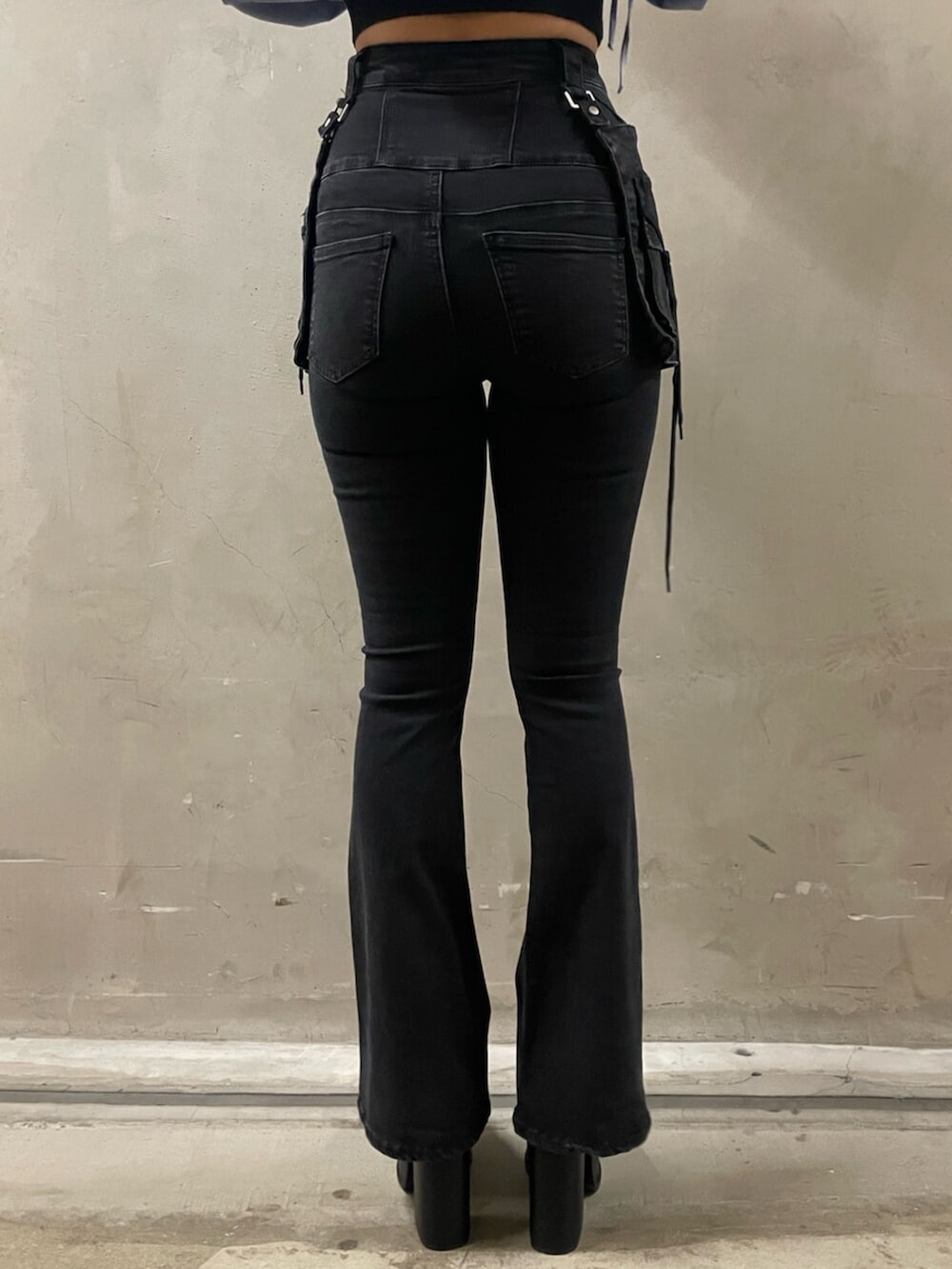 ブラック系のサンダル、ブラック系のTシャツ/カットソー、ブルー系のシャツ/ブラウスを着用したレディースの春コーディネートの8枚目の写真