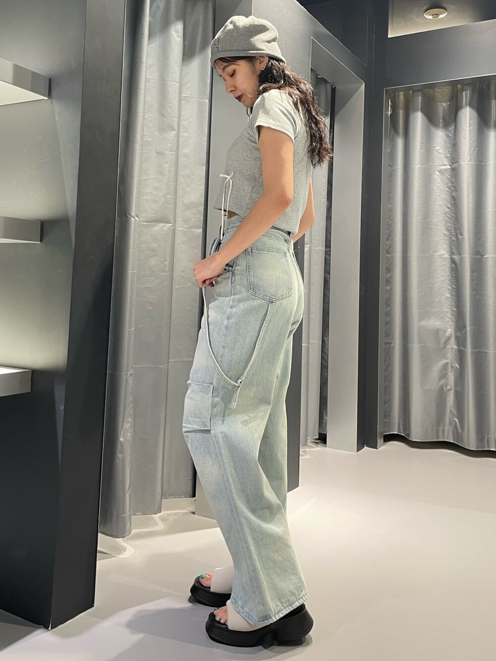 グレー系のTシャツ/カットソー、ブルー系のデニムパンツ、ホワイト系のサンダルを着用したレディースの夏コーディネートの3枚目の写真