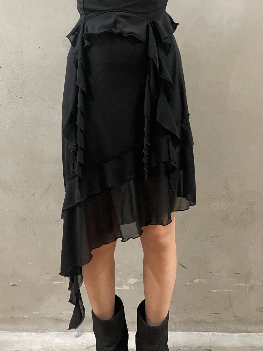 ブラック系のTシャツ/カットソー、ブラック系のニット/セーター、ブラック系のスカートを着用したレディースの春コーディネートの7枚目の写真