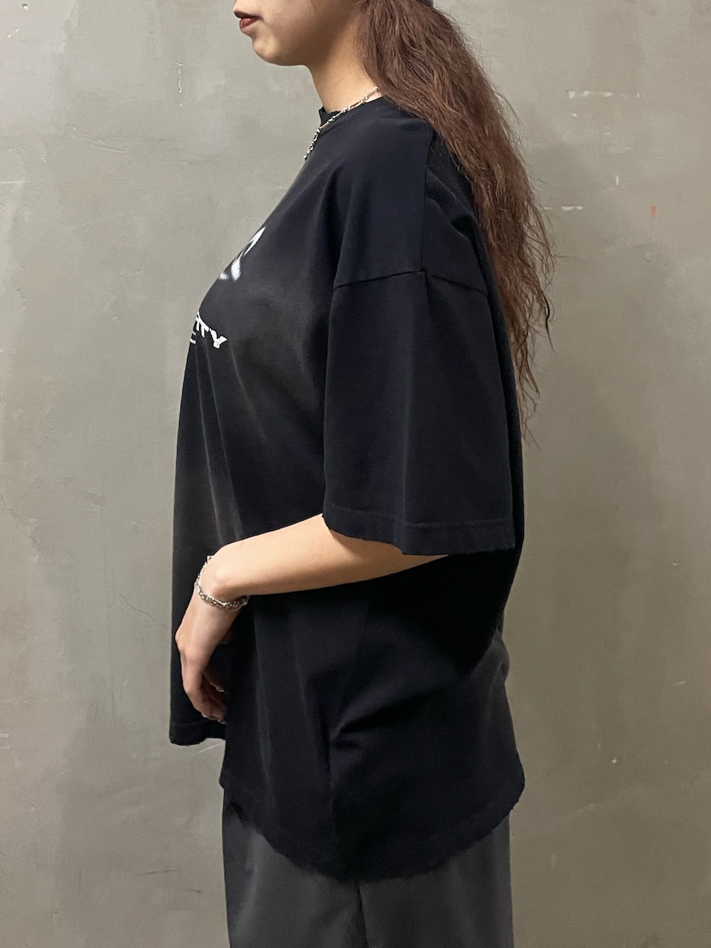 「EMODA、モノトーン、モノトーンコーデ、高身長女子、高身長コーデ、春夏コーデ、夏コーデ、カジュアルコーデ、ビーニー、Tシャツ、ハーフパンツ、厚底スニーカー、厚底シューズ、お出かけコーデ、パンツコーデ」｜「EMODAのスペイシーEプレートビーニー（ニットキャップ/ビーニー、グレー系）」を使った、菅谷レイナさん（骨格ストレート・レディース・168cm）の春コーディネートの5枚目の写真