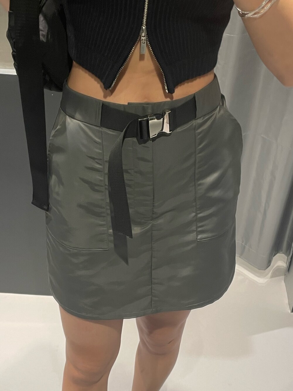 ブラック系のTシャツ/カットソー、ブラック系のハンドバッグ、グレー系のスカートを着用したレディースの夏コーディネートの8枚目の写真