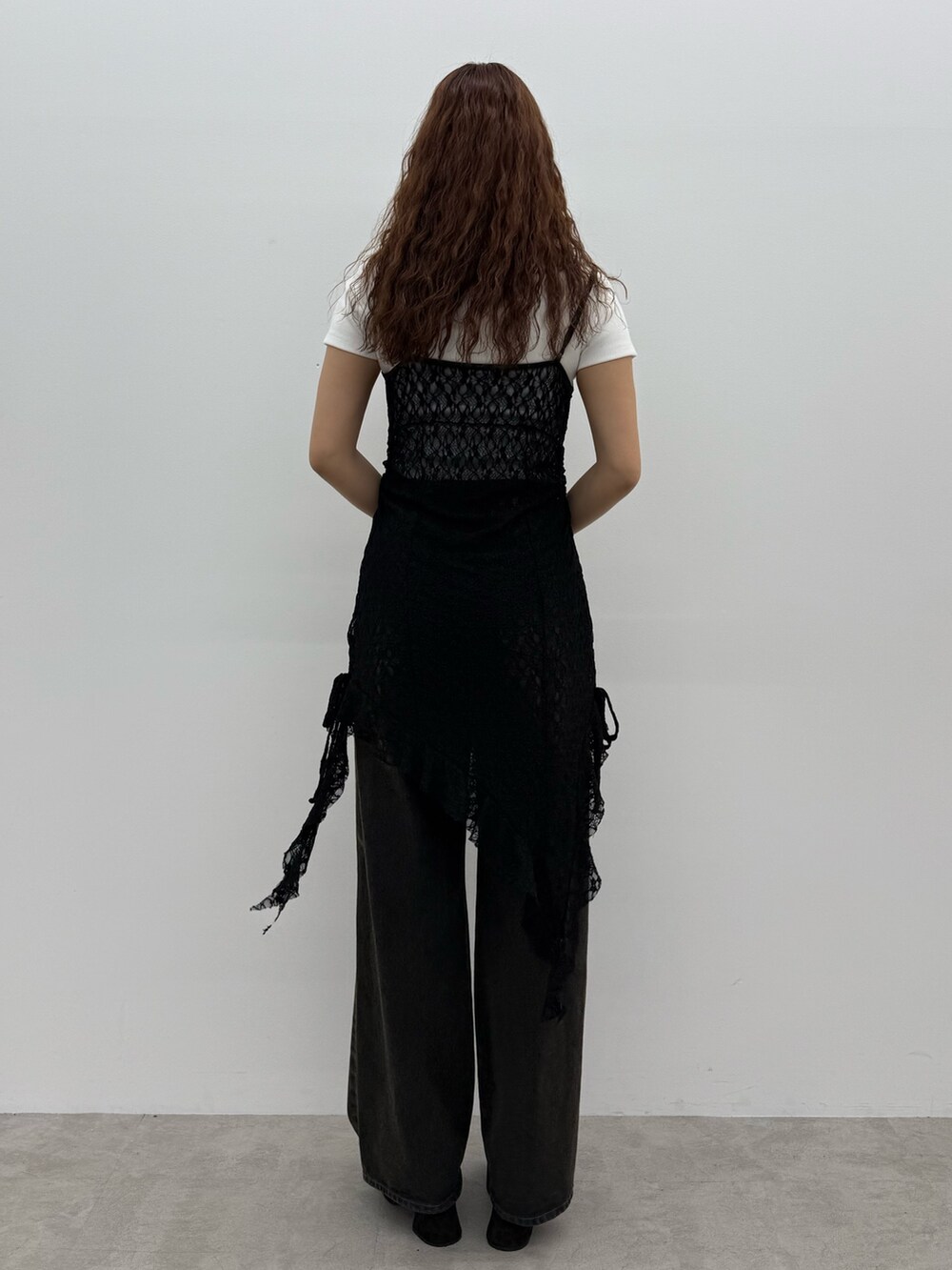 ホワイト系のTシャツ/カットソー、ブラック系のワンピース、ブラック系のデニムパンツを着用したレディースの夏コーディネートの3枚目の写真