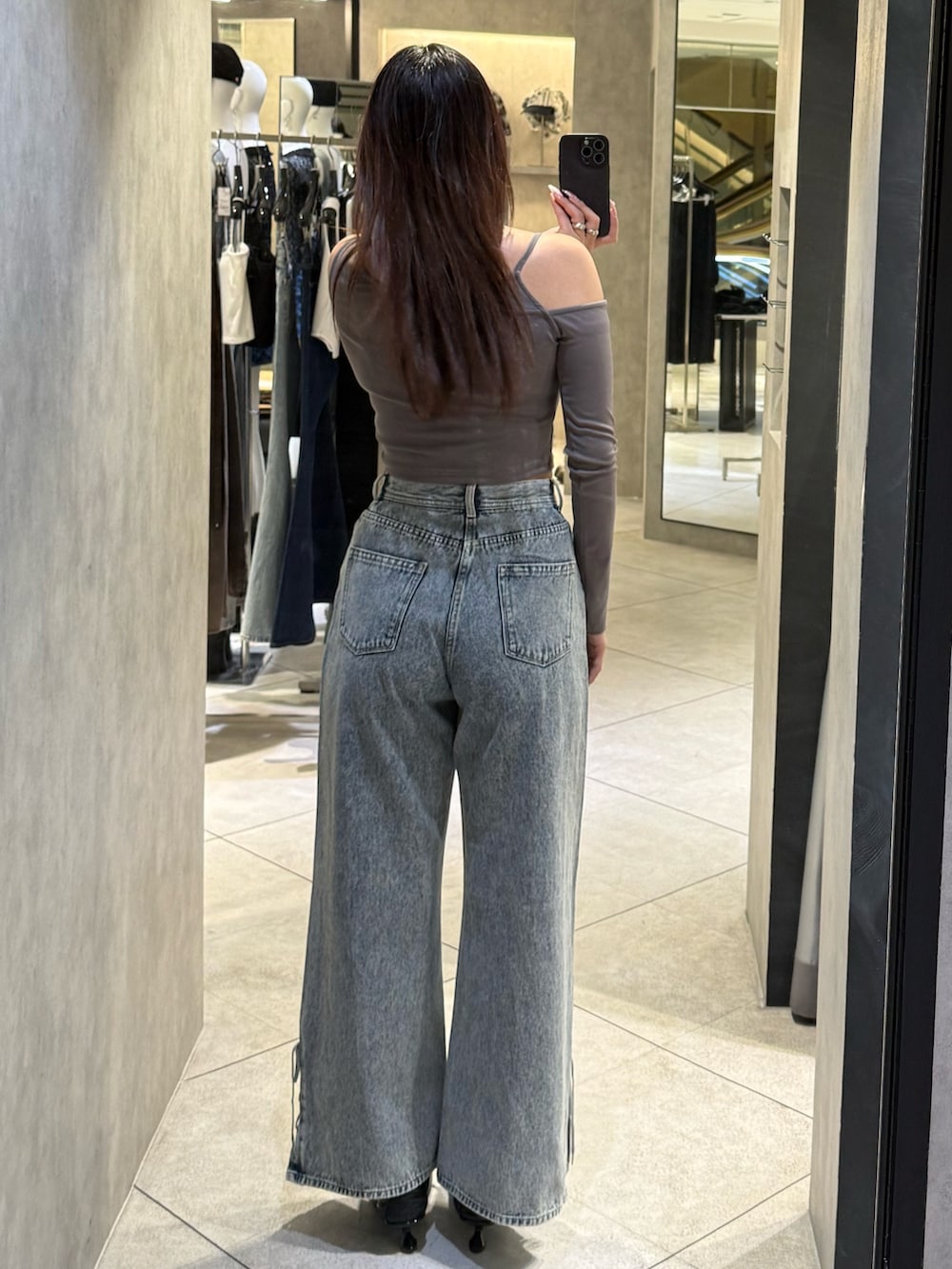 グレー系のTシャツ/カットソー、ブルー系のデニムパンツ、ブラック系のスニーカーを着用したレディースの春コーディネートの3枚目の写真