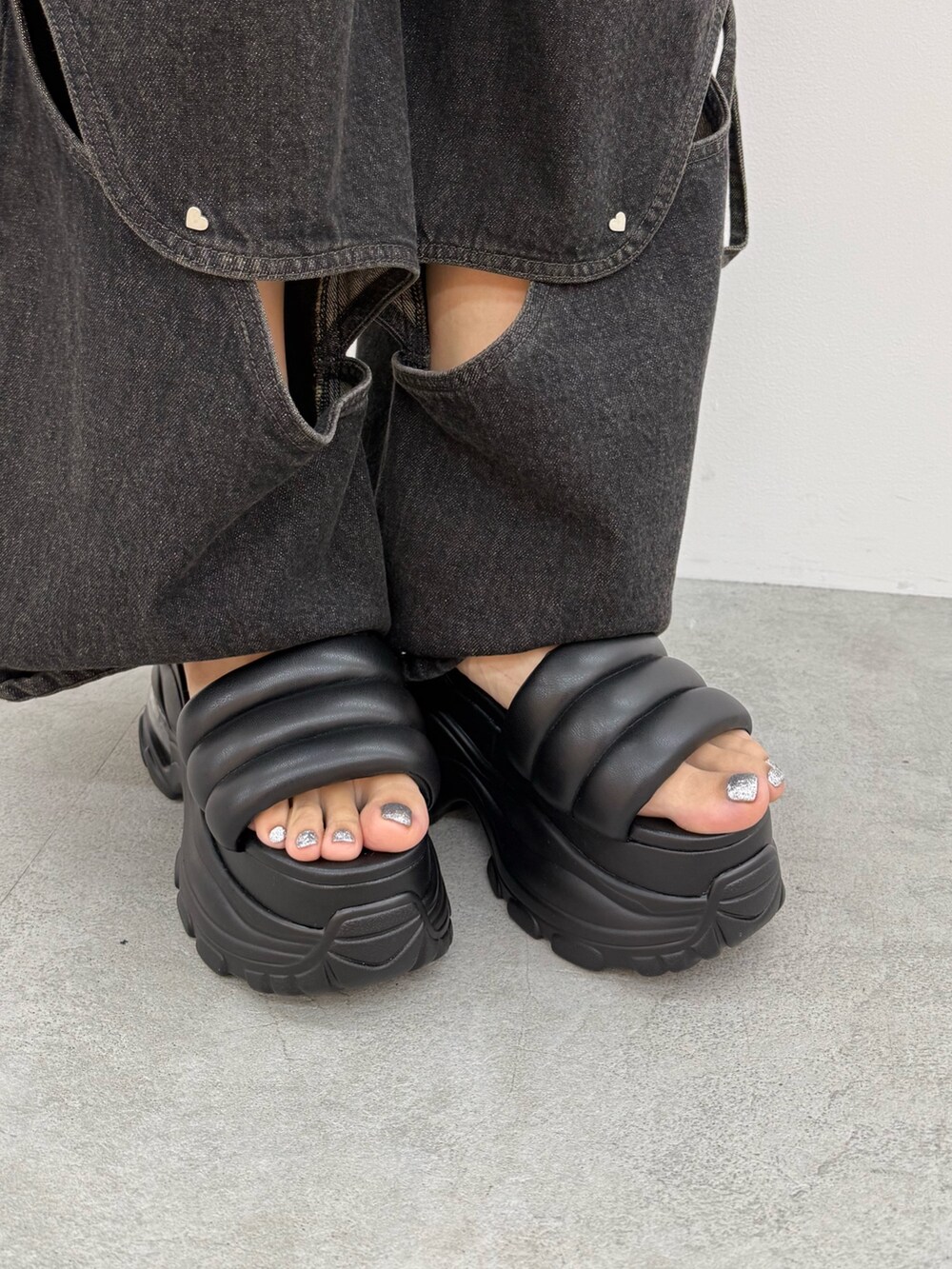 ホワイト系のTシャツ/カットソー、ブラック系のその他パンツ、ブラック系のサンダルを着用したレディースの夏コーディネートの10枚目の写真