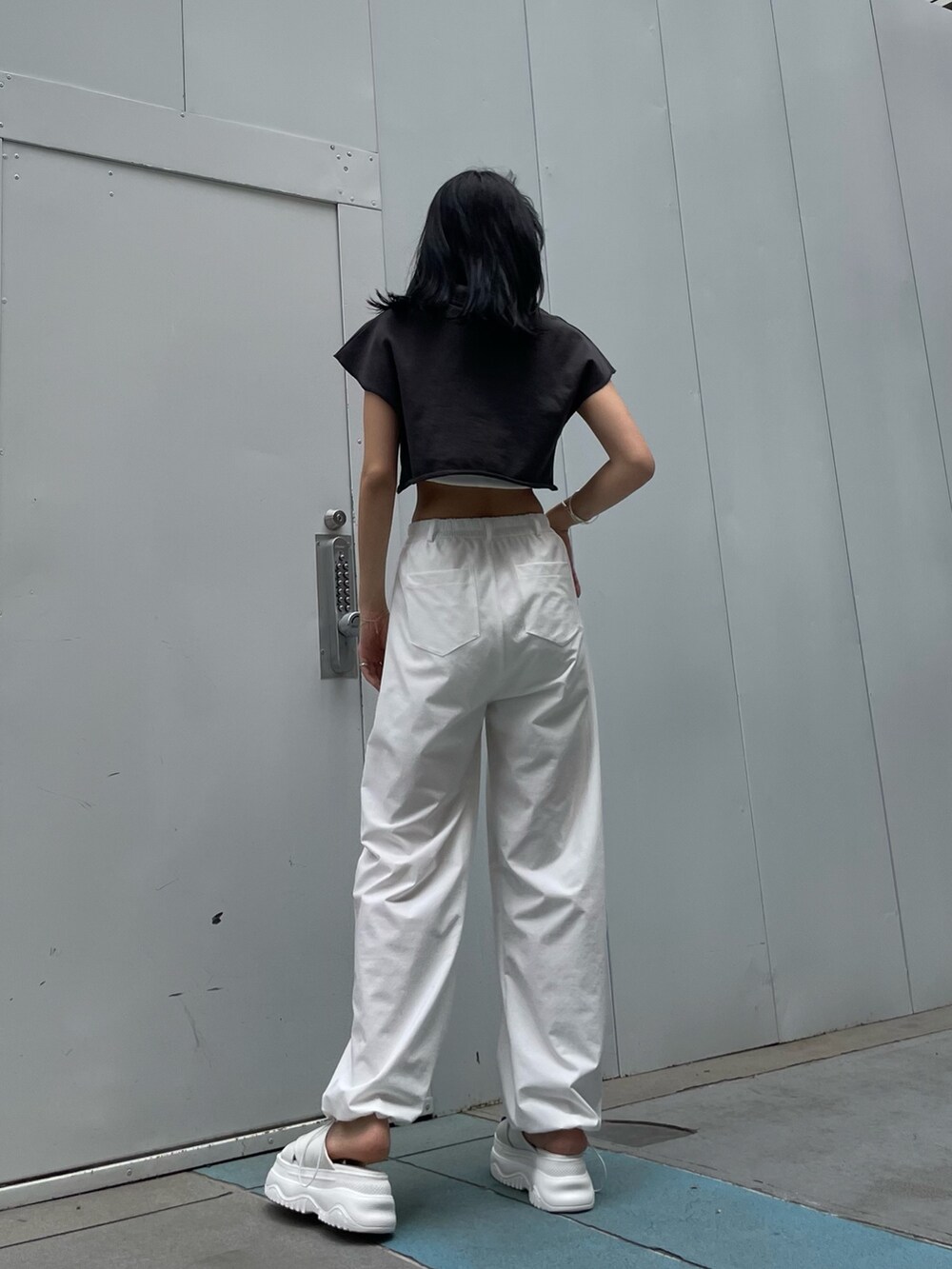 グレー系のTシャツ/カットソー、ホワイト系のその他パンツ、ホワイト系のサンダルを着用したレディースの夏コーディネートの6枚目の写真