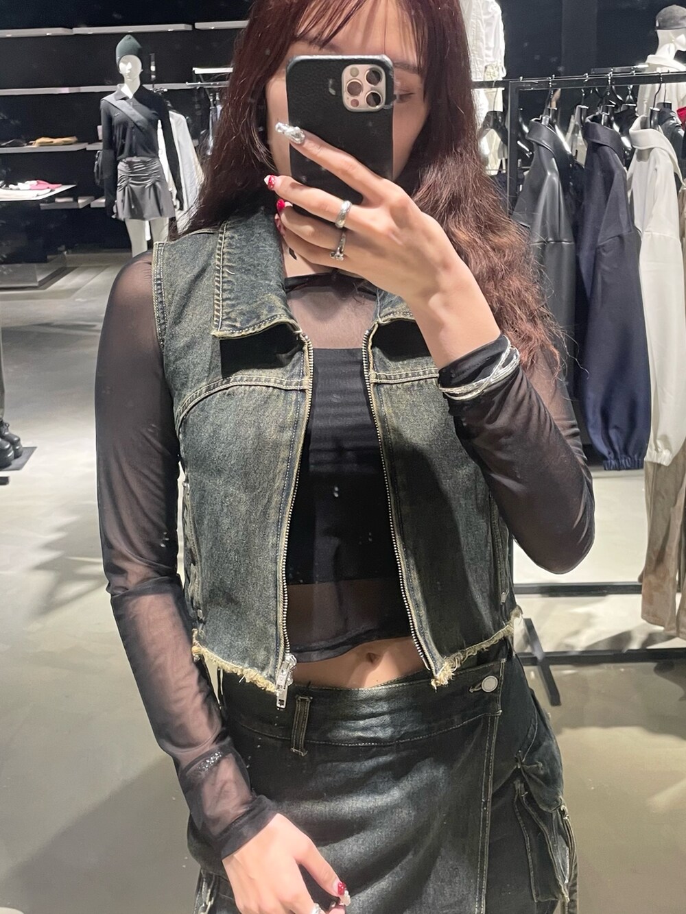 ブラック系のTシャツ/カットソー、ブラック系のTシャツ/カットソー、ブルー系のベストを着用したレディースの春コーディネートの4枚目の写真