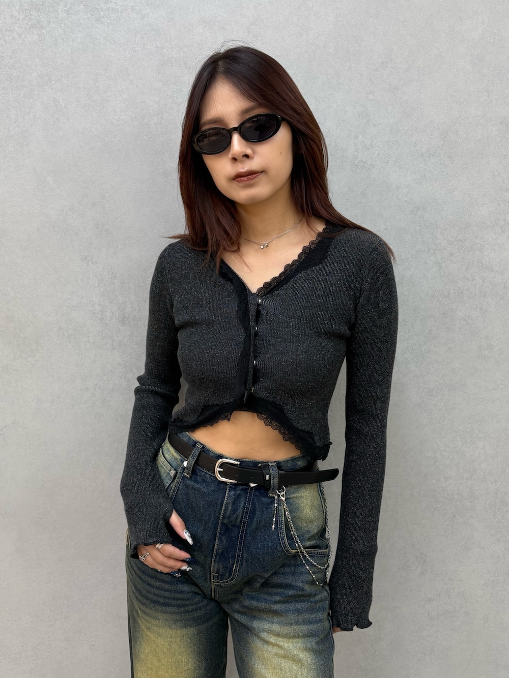 ブラック系のニット/セーター、ブルー系のデニムパンツ、ブラック系のブーツを着用したレディースの冬コーディネートの4枚目の写真